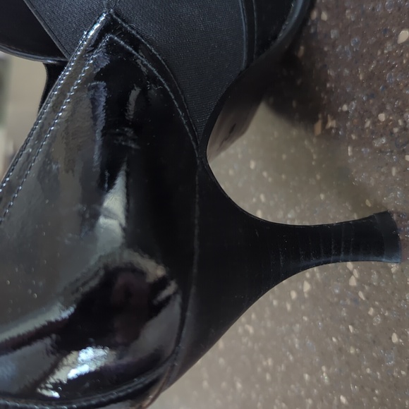 Black patent leather zip up Donald J Pliner heels, silver peace sign hardware - Picture 5 of 6